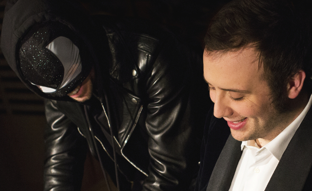 RAPHAEL GUALAZZI CON BLOODY BEETROOTS: LA STRANA COPPIA DI SANREMO